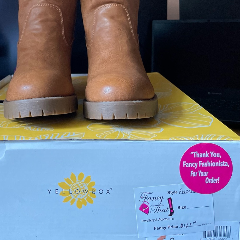 NWT Yellow box size 9 retro look boots